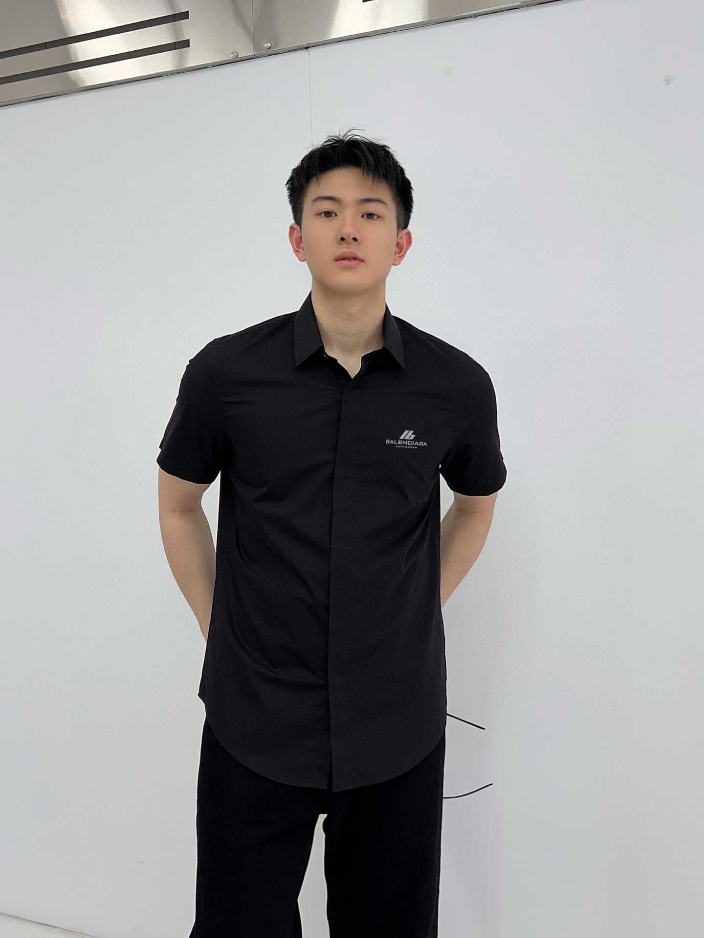  巴黎世家 专柜最新款男士必备款短袖衬衫,100%天然棉,舒服透气,原单狠货,原版面料,柔软舒适,