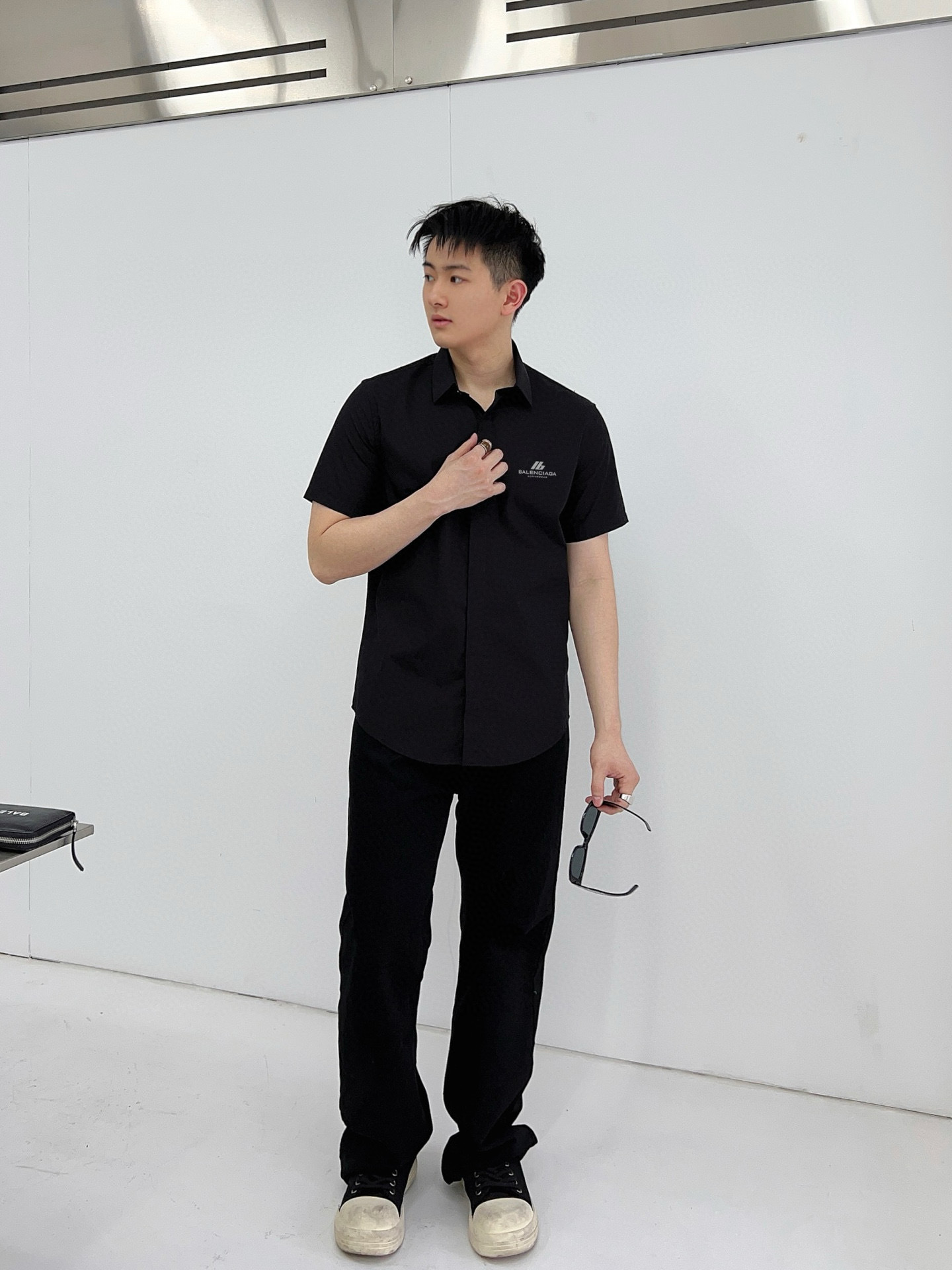  巴黎世家 专柜最新款男士必备款短袖衬衫,100%天然棉,舒服透气,原单狠货,原版面料,柔软舒适,
