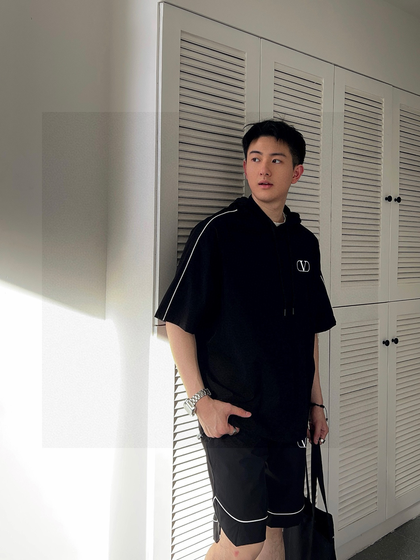  华伦天奴 官方同步更新 短袖套装 经典织带点缀 轻盈舒适透气四面弹面料 冰凉冰凉 夏天一定要来一套 必