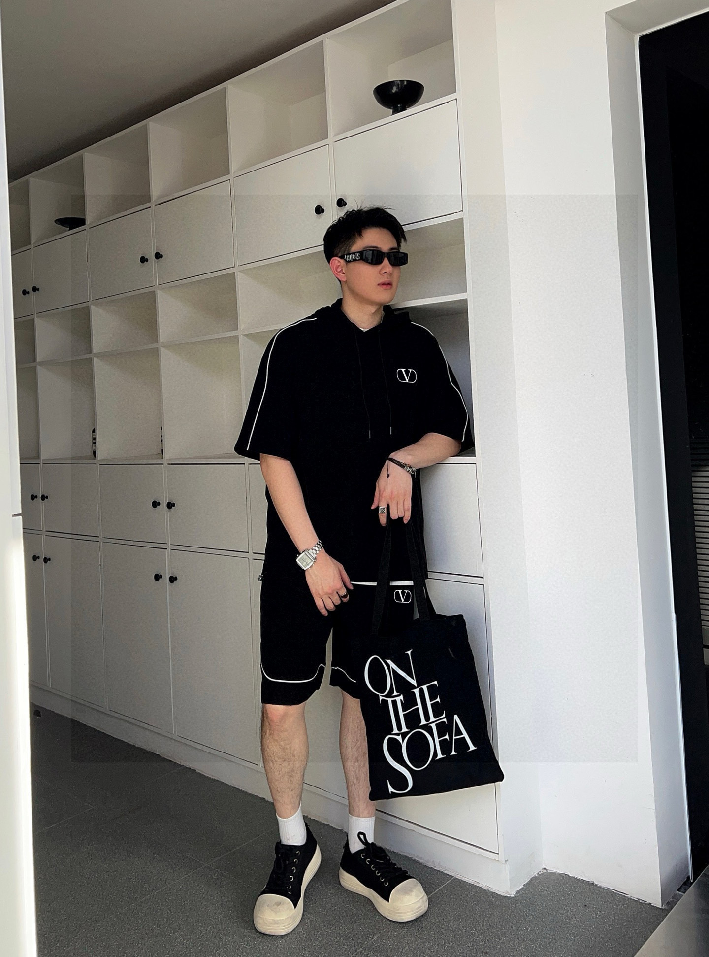  华伦天奴 官方同步更新 短袖套装 经典织带点缀 轻盈舒适透气四面弹面料 冰凉冰凉 夏天一定要来一套 必