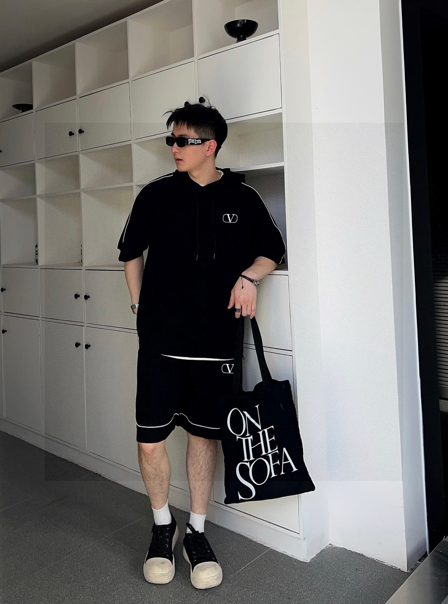  华伦天奴 官方同步更新 短袖套装 经典织带点缀 轻盈舒适透气四面弹面料 冰凉冰凉 夏天一定要来一套 必