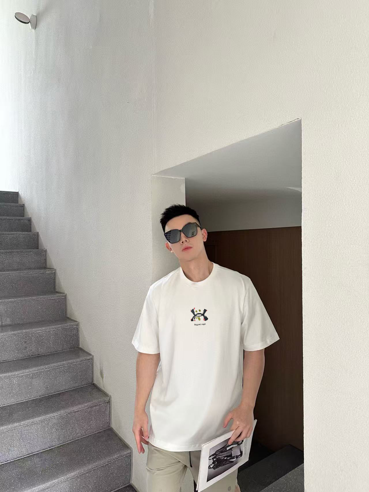 ￼ ￼ ￼ ￼ ￼ 巴黎世家 新款字母印花双层重工短袖T桖 字母图案不管是T桖还是卫衣都是每年的爆款单品