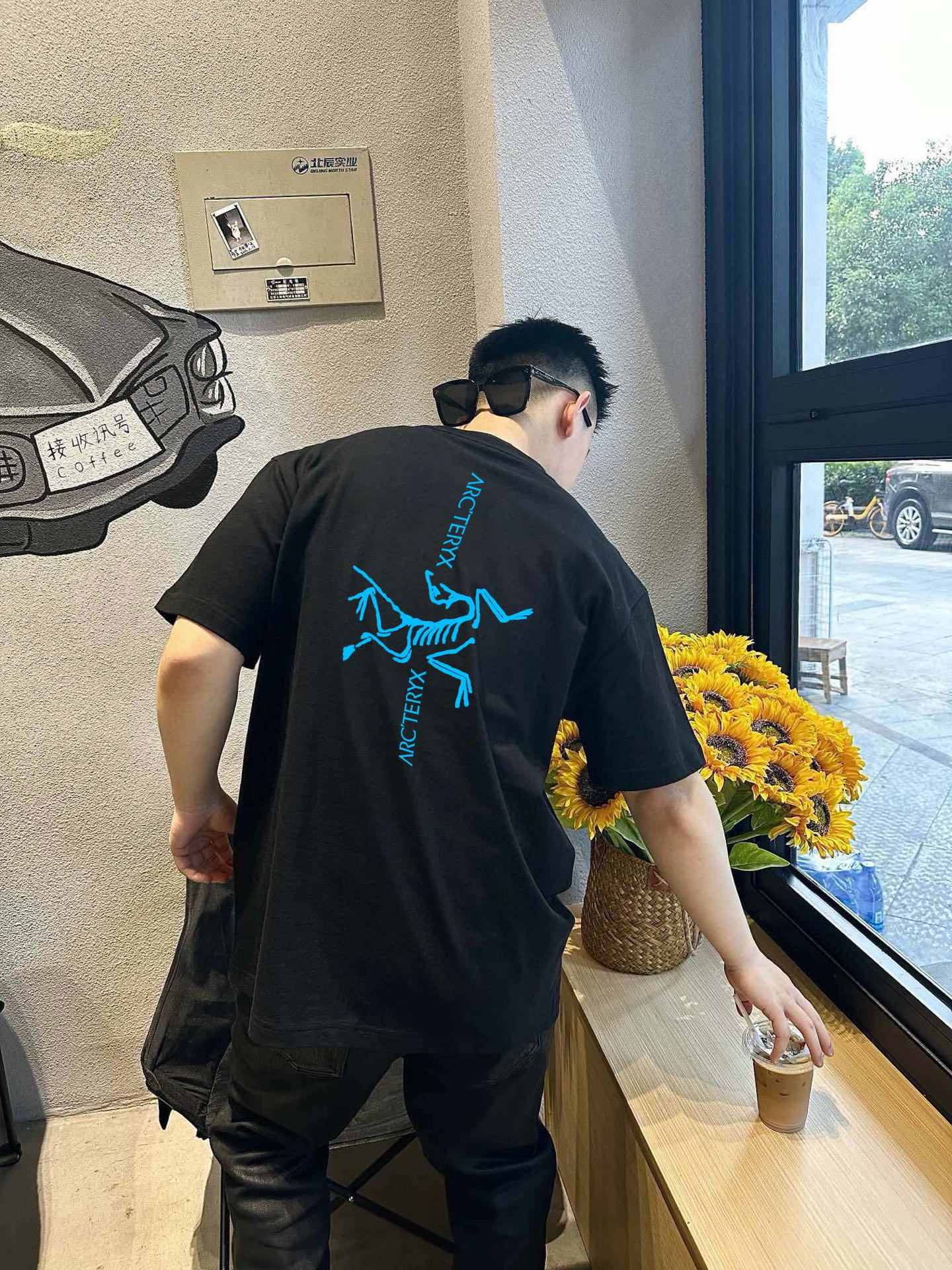 ￼ ￼ ￼ ￼ ￼ 始祖鸟 新款字母印花双层重工短袖T桖 字母图案不管是T桖还是卫衣都是每年的爆款单品 