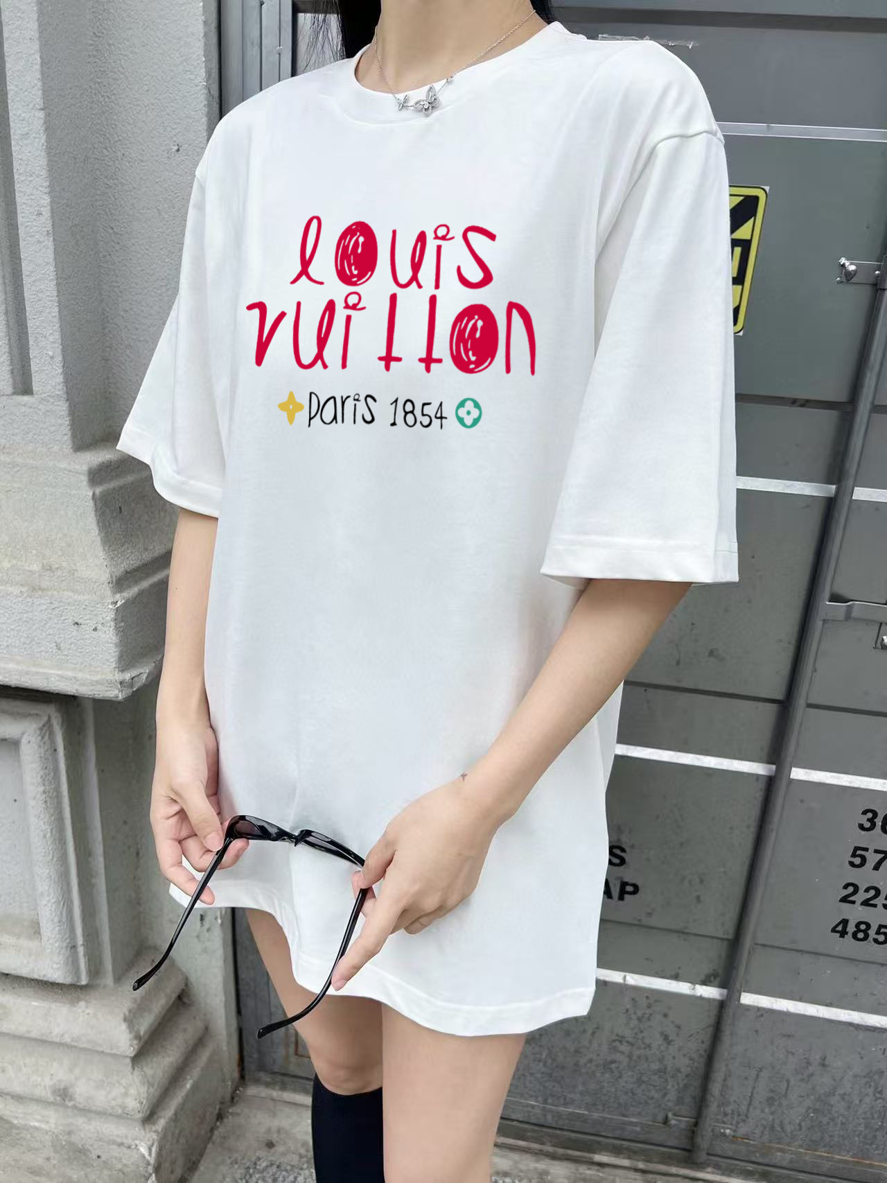 ￼ ￼ ￼ ￼ ￼ ￼ ￼ ￼ ￼￼ 路易威登 新款字母印花双层重工短袖T桖 字母图案不管是T桖还是卫衣