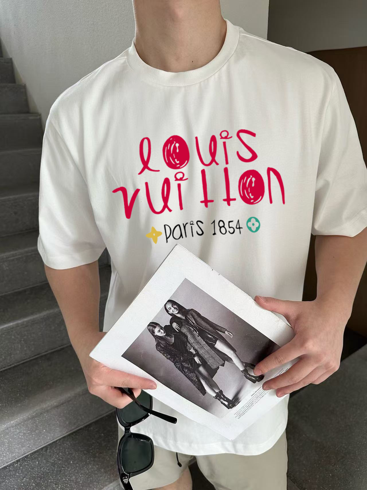 ￼ ￼ ￼ ￼ ￼ ￼ ￼ ￼ ￼￼ 路易威登 新款字母印花双层重工短袖T桖 字母图案不管是T桖还是卫衣