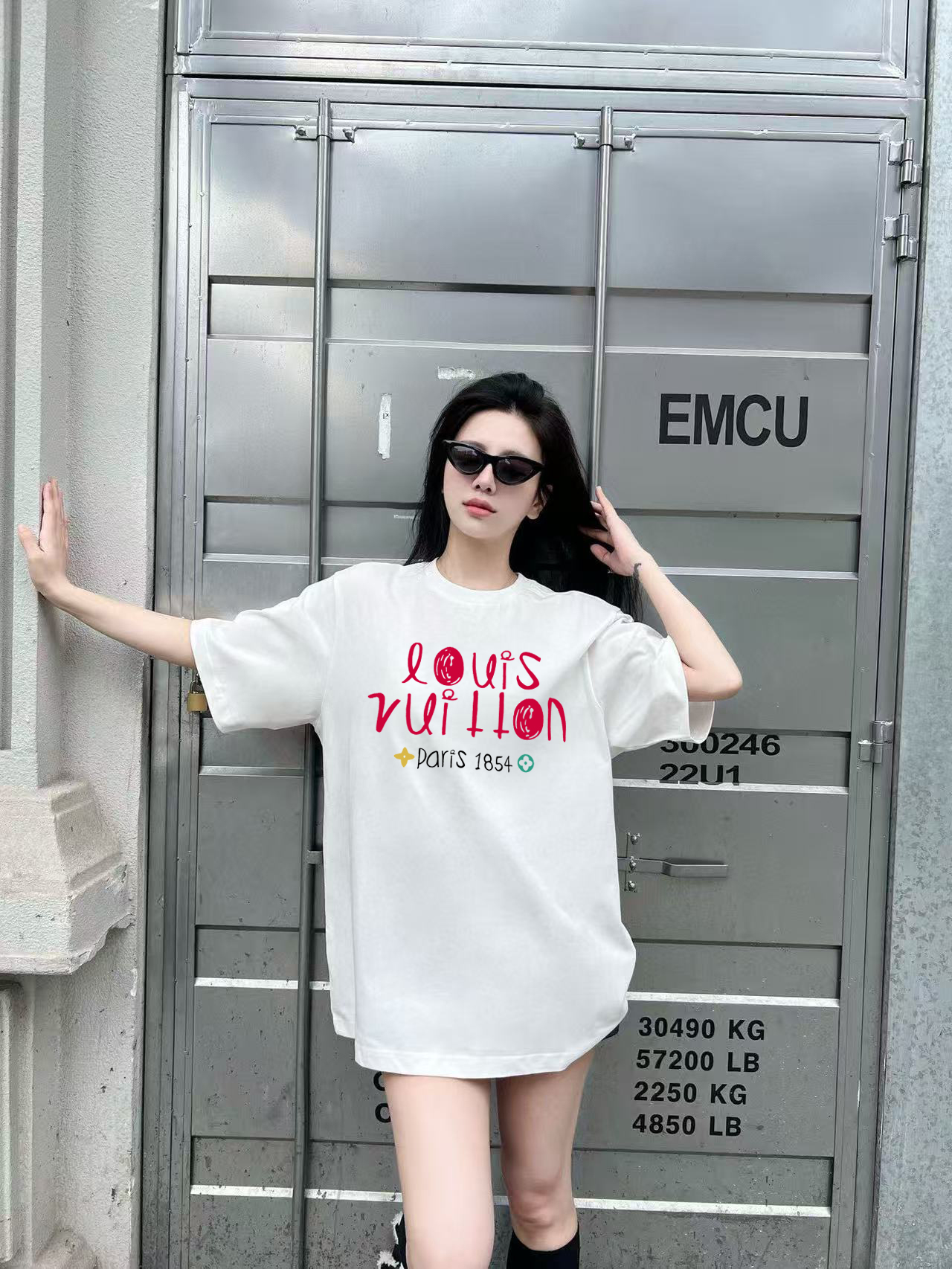 ￼ ￼ ￼ ￼ ￼ ￼ ￼ ￼ ￼￼ 路易威登 新款字母印花双层重工短袖T桖 字母图案不管是T桖还是卫衣