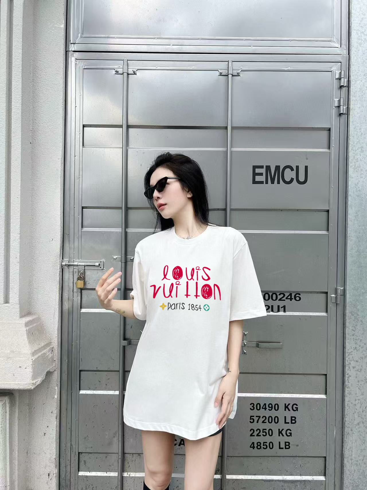 ￼ ￼ ￼ ￼ ￼ ￼ ￼ ￼ ￼￼ 路易威登 新款字母印花双层重工短袖T桖 字母图案不管是T桖还是卫衣