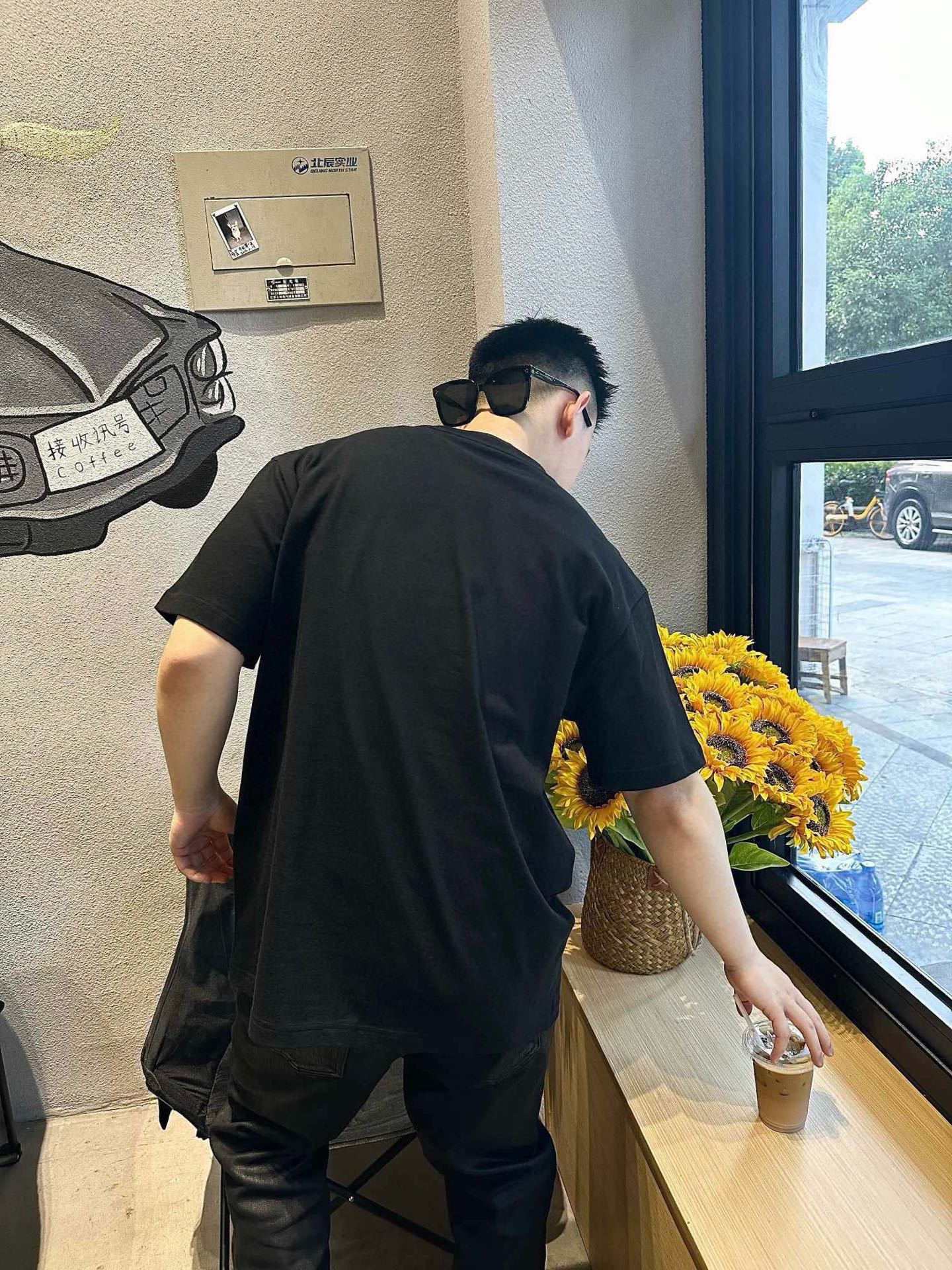 ￼ ￼ ￼ ￼ ￼ 香奈儿 新款字母印花双层重工短袖T桖 字母图案不管是T桖还是卫衣都是每年的爆款单品 