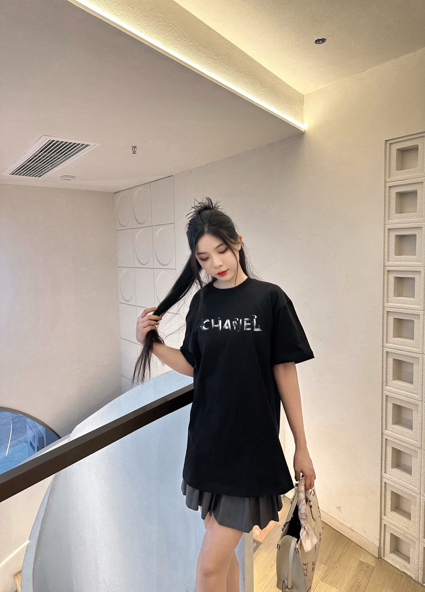 ￼ ￼ ￼ ￼ ￼ 香奈儿 新款字母印花双层重工短袖T桖 字母图案不管是T桖还是卫衣都是每年的爆款单品 