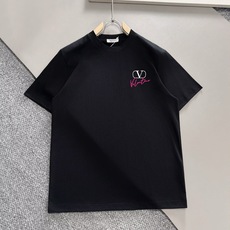 华伦天奴 新款字母印花双层重工短袖T桖 字母图案不管是T桖还是卫衣都是每年的爆款单品 前幅大面积印花 华伦天奴 新款字母印花双层重工短袖T桖 字母图案不管是T桖还是卫衣都是每年的爆款单品 前幅大面积印花