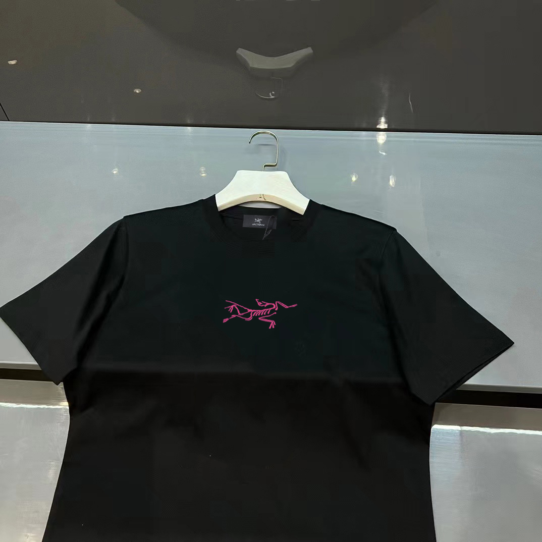 ￼ ￼ ￼ ￼ ￼ 始祖鸟 新款字母印花双层重工短袖T桖 字母图案不管是T桖还是卫衣都是每年的爆款单品 