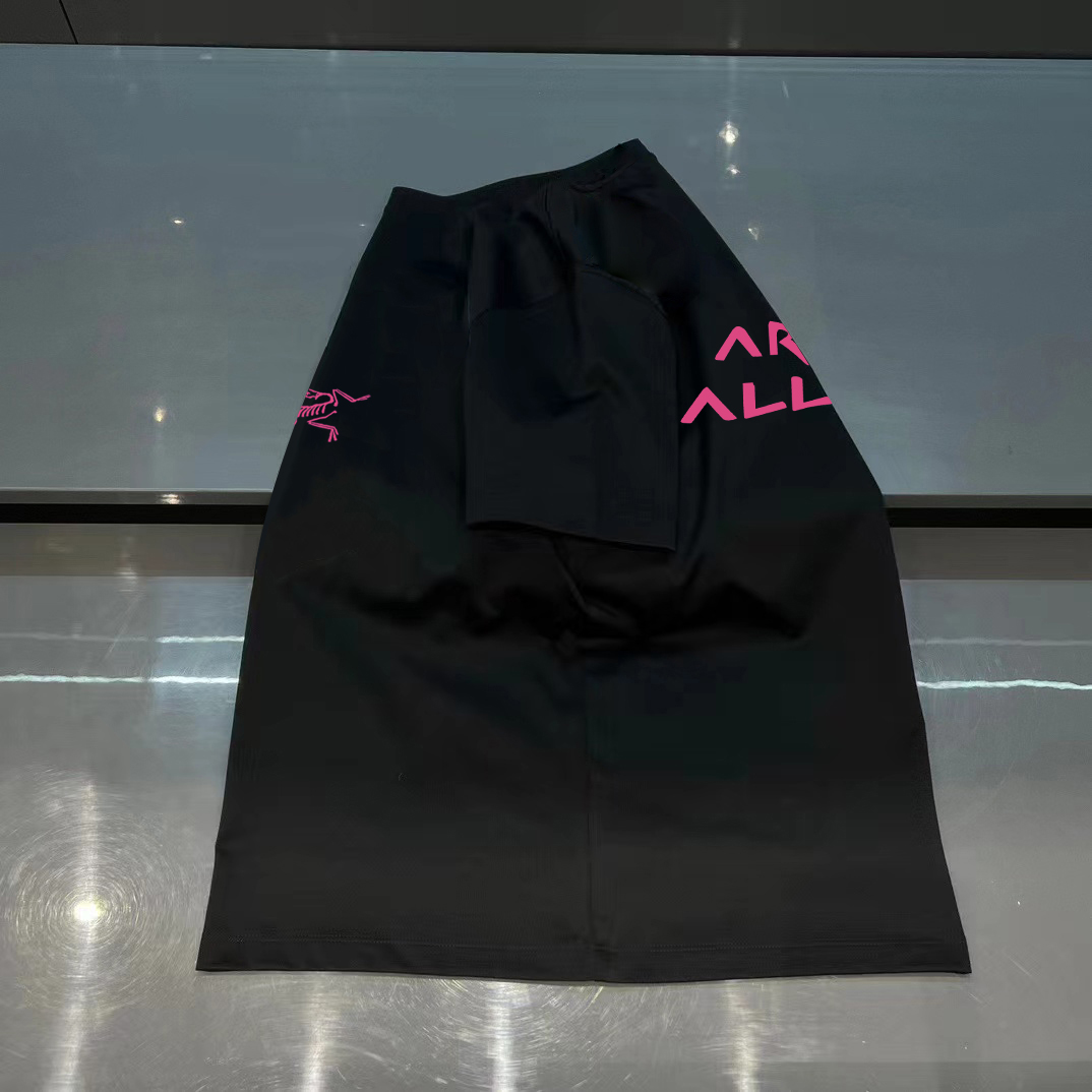 ￼ ￼ ￼ ￼ ￼ 始祖鸟 新款字母印花双层重工短袖T桖 字母图案不管是T桖还是卫衣都是每年的爆款单品 