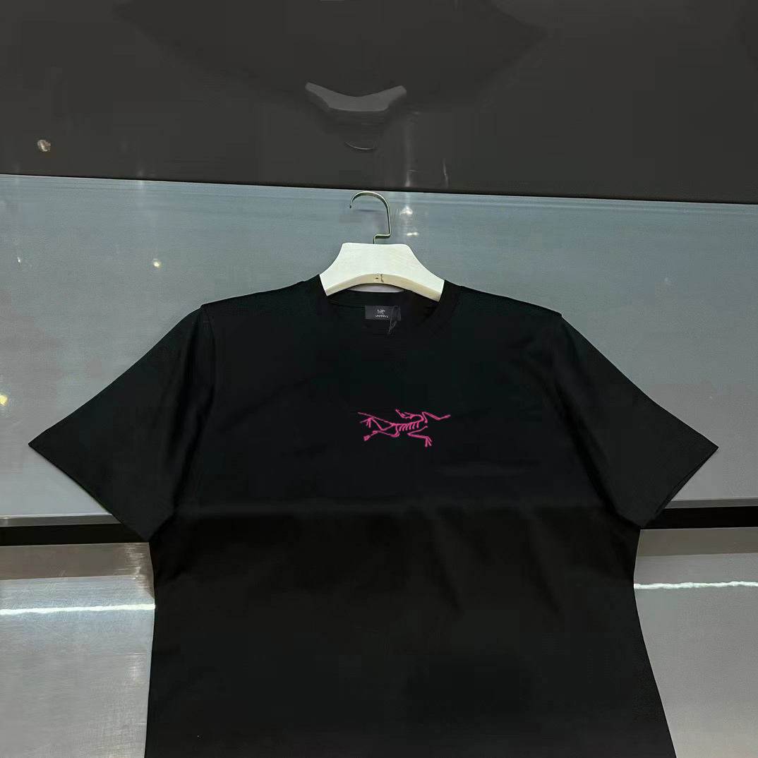 ￼ ￼ ￼ ￼ ￼ 始祖鸟 新款字母印花双层重工短袖T桖 字母图案不管是T桖还是卫衣都是每年的爆款单品 