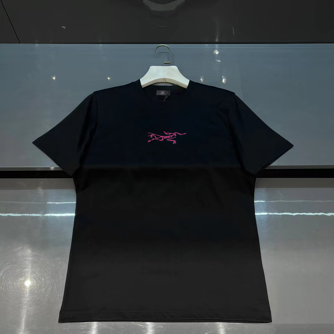 ￼ ￼ ￼ ￼ ￼ 始祖鸟 新款字母印花双层重工短袖T桖 字母图案不管是T桖还是卫衣都是每年的爆款单品 