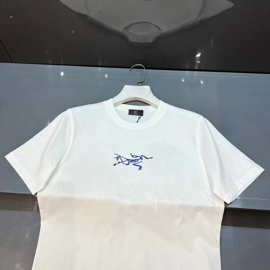 ￼ ￼ ￼ ￼ ￼ 始祖鸟 新款字母印花双层重工短袖T桖 字母图案不管是T桖还是卫衣都是每年的爆款单品 