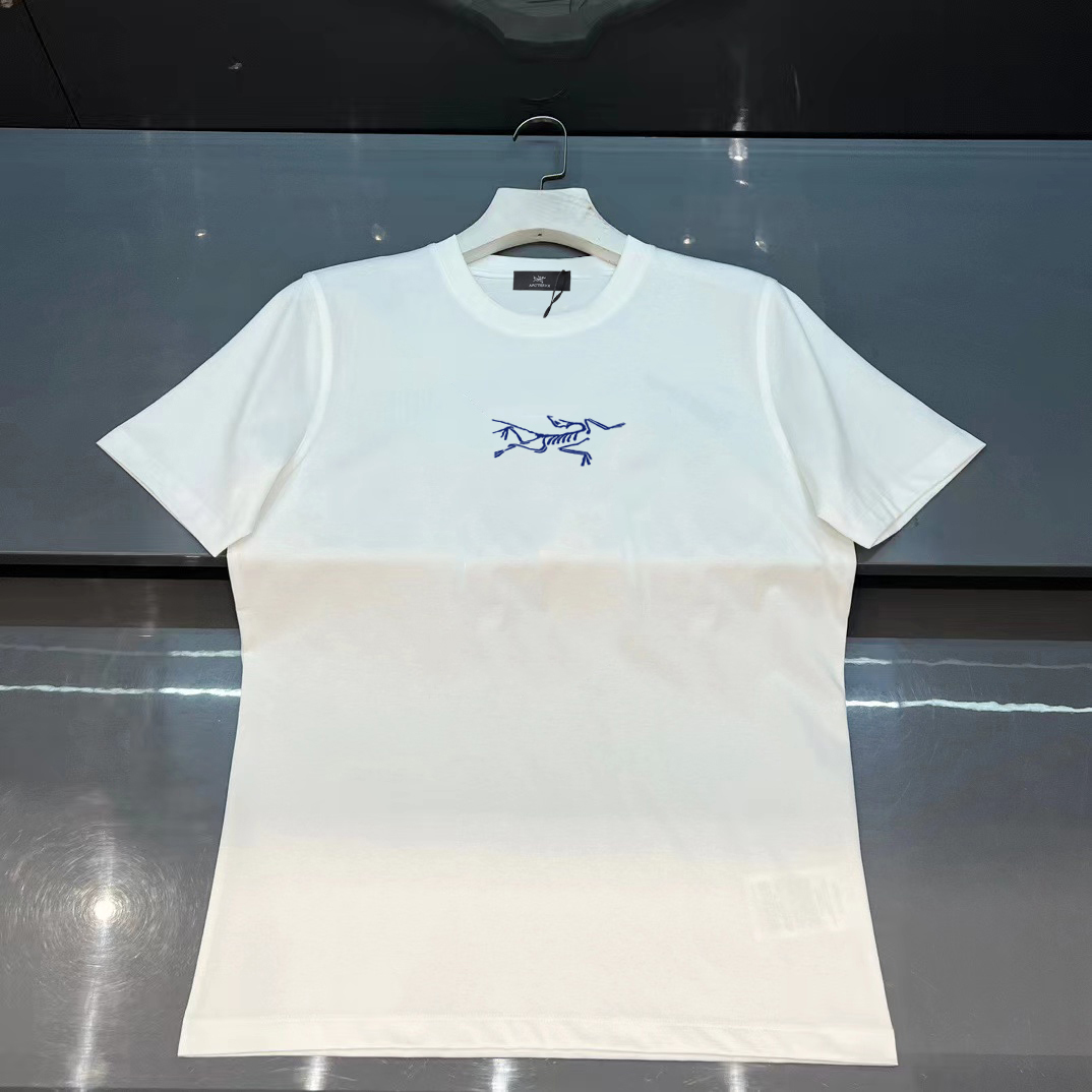 ￼ ￼ ￼ ￼ ￼ 始祖鸟 新款字母印花双层重工短袖T桖 字母图案不管是T桖还是卫衣都是每年的爆款单品 