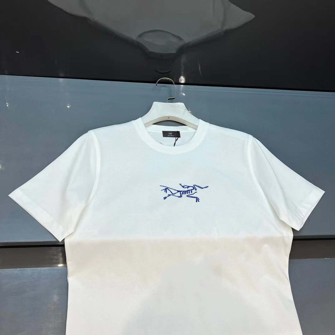 ￼ ￼ ￼ ￼ ￼ 始祖鸟 新款字母印花双层重工短袖T桖 字母图案不管是T桖还是卫衣都是每年的爆款单品 