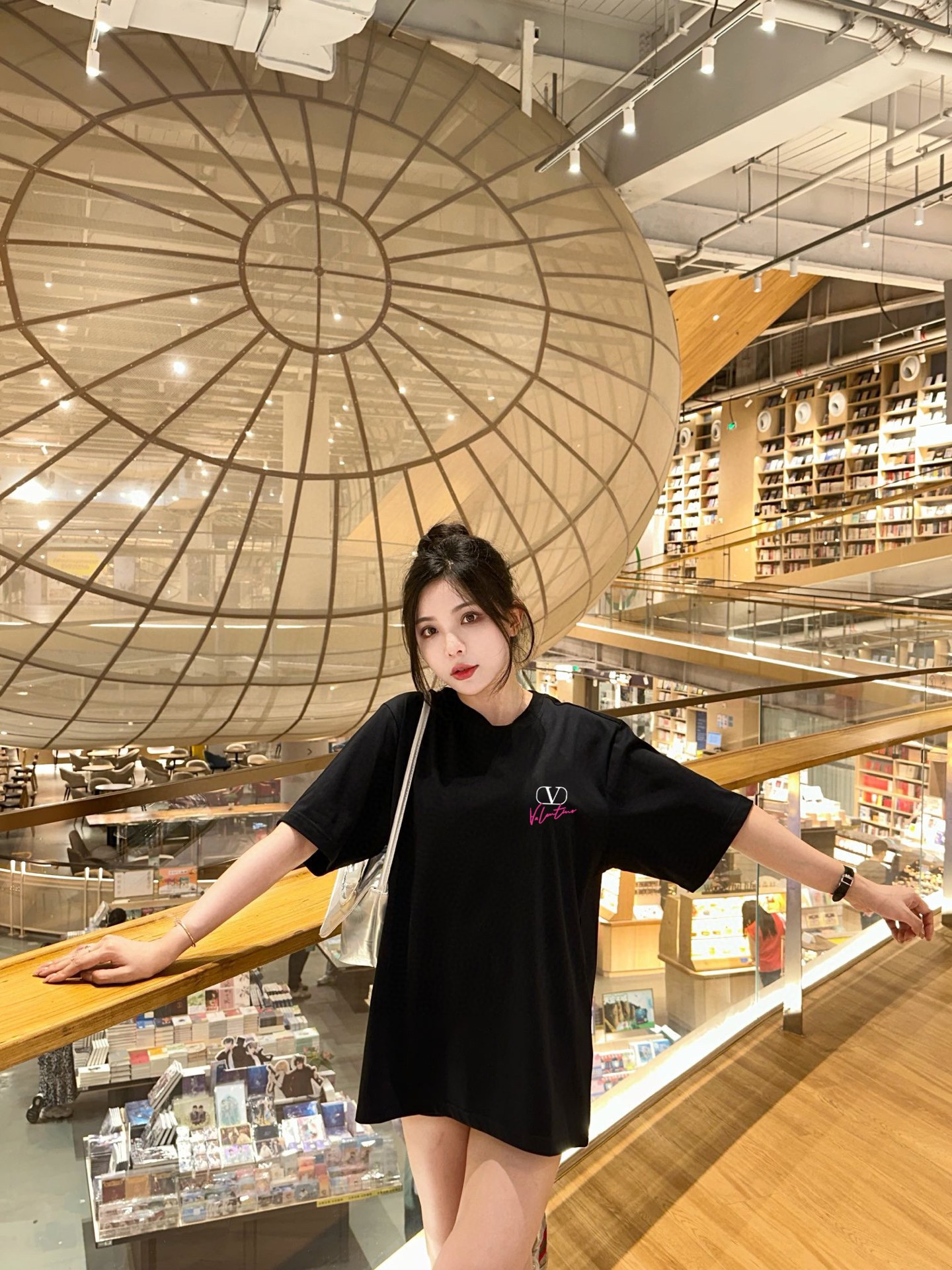 ￼ ￼ ￼ ￼ ￼ ￼ ￼ ￼ ￼￼ 华伦天奴 新款字母印花双层重工短袖T桖 字母图案不管是T桖还是卫衣