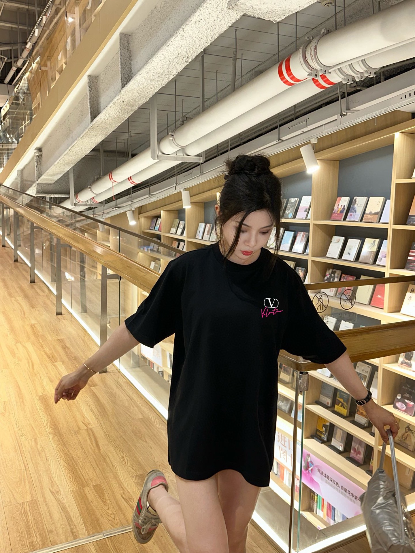 ￼ ￼ ￼ ￼ ￼ ￼ ￼ ￼ ￼￼ 华伦天奴 新款字母印花双层重工短袖T桖 字母图案不管是T桖还是卫衣