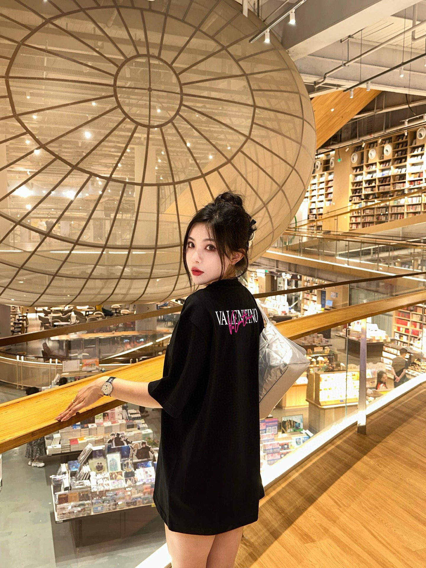 ￼ ￼ ￼ ￼ ￼ ￼ ￼ ￼ ￼￼ 华伦天奴 新款字母印花双层重工短袖T桖 字母图案不管是T桖还是卫衣