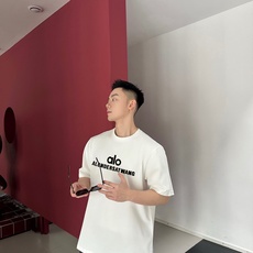 ALO 新款字母印花双层重工短袖T桖 字母图案不管是T桖还是卫衣都是每年的爆款单品 前幅大面积印花 ALO 新款字母印花双层重工短袖T桖 字母图案不管是T桖还是卫衣都是每年的爆款单品 前幅大面积印花