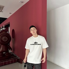 ALO 新款字母印花双层重工短袖T桖 字母图案不管是T桖还是卫衣都是每年的爆款单品 前幅大面积印花 ALO 新款字母印花双层重工短袖T桖 字母图案不管是T桖还是卫衣都是每年的爆款单品 前幅大面积印花