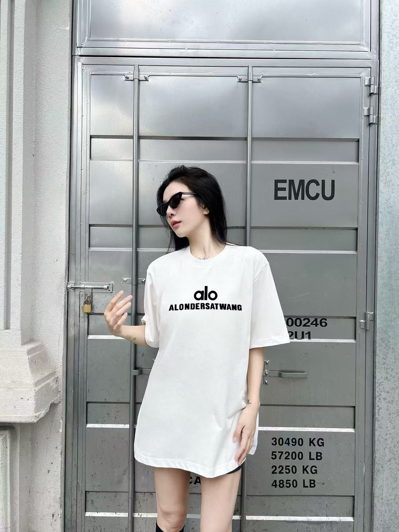 ￼ ￼ ￼ ￼ ￼ ALO 新款字母印花双层重工短袖T桖 字母图案不管是T桖还是卫衣都是每年的爆款单品 