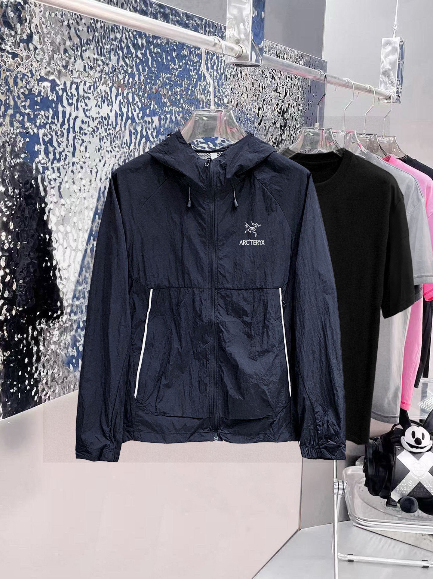 NO:484799,Archaeopteryx official website, the same sun protection and light wind shell sun protection clothing, worn during hot and changeable weather adventure activities. Squamish uses tyonotm 3.0 nylon highly windproof fabric. Although it is thin but very strong, it has an ultra-light minimalist structure model. Sun protection index 50+ certified model!  High-end quality is invincible!  Thin function small skin clothing sun protection clothing!  The same style of men and women can be matched with couple outfits!  M (within 120 catties) L (120-135) XL (135-145) 2XL (145-160) 3XL (160-180) 4XL (180-195 catties) 182/165 catties wear 3XL, arc'teryx, alexander wang19860909始祖鸟 官网同款防晒轻薄风壳防晒衣皮肤衣 炎热而多变的天气冒险活动时穿着.squamish连采用tyonotm 3.0 尼龙高度防风面料 虽轻薄但强度很大,具有超轻的极简结构款号 防晒指数50+认证款！高端品质无敌！ 机能薄型小皮肤衣防晒衣！ 男女同款可配情侣装！M（120斤以内）L（120-135）XL（135-145）2XL（145-160）3XL（160-180）4XL（180-195斤） 182/165斤穿3XL,arc'teryx,alexander wang,Men's clothing