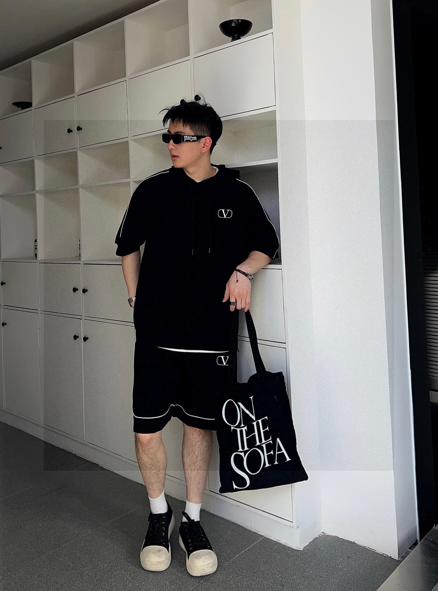 NO:484806,Valentino Official synchronous update Short-sleeved suit Classic webbing embellishment Lightweight Comfortable and breathable four-sided elastic fabric Cold and cold You must get a set in summer Must-have M-3XL Not to be sold Dealered and placed an order to provide height and weight, Valentino, T-shirt, alexander wang19860909华伦天奴 官方同步更新 短袖套装 经典织带点缀 轻盈舒适透气四面弹面料 冰凉冰凉 夏天一定要来一套 必备款 M-3XL 不可拆卖 下单提供身高体重,,valentino,T-shirt,alexander wang,Men's clothing