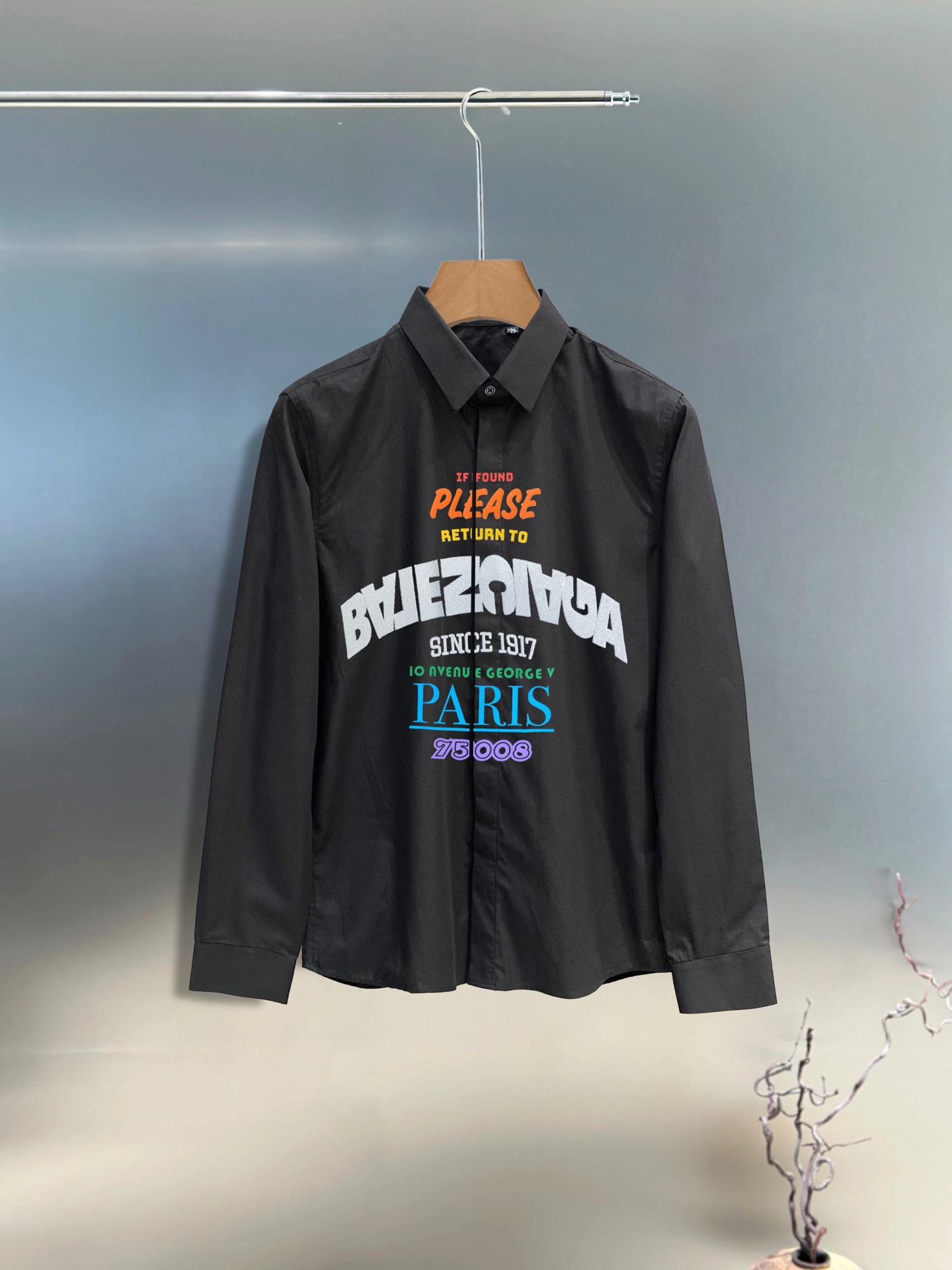 ￼ 巴黎世家 最新款男士必备款衬衫，100%天然棉，舒服透气，原单狠货，原版面料，柔软舒适，上身高端又奢