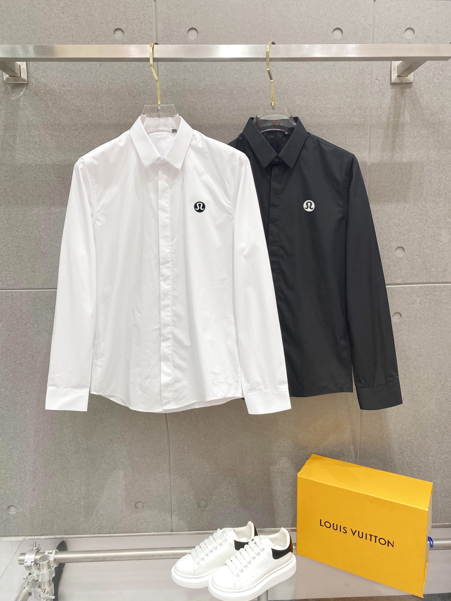 ￼ LU LU最新款男士必备款衬衫，100%天然棉，舒服透气，原单狠货，原版面料，柔软舒适，上身高端又奢