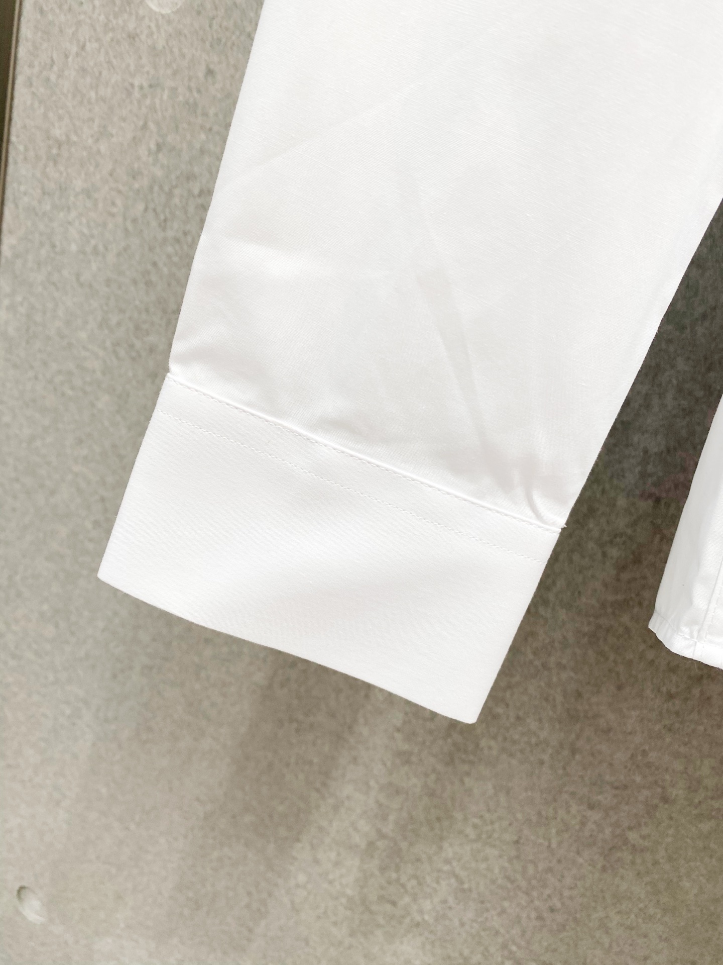 ￼ LU LU最新款男士必备款衬衫，100%天然棉，舒服透气，原单狠货，原版面料，柔软舒适，上身高端又奢