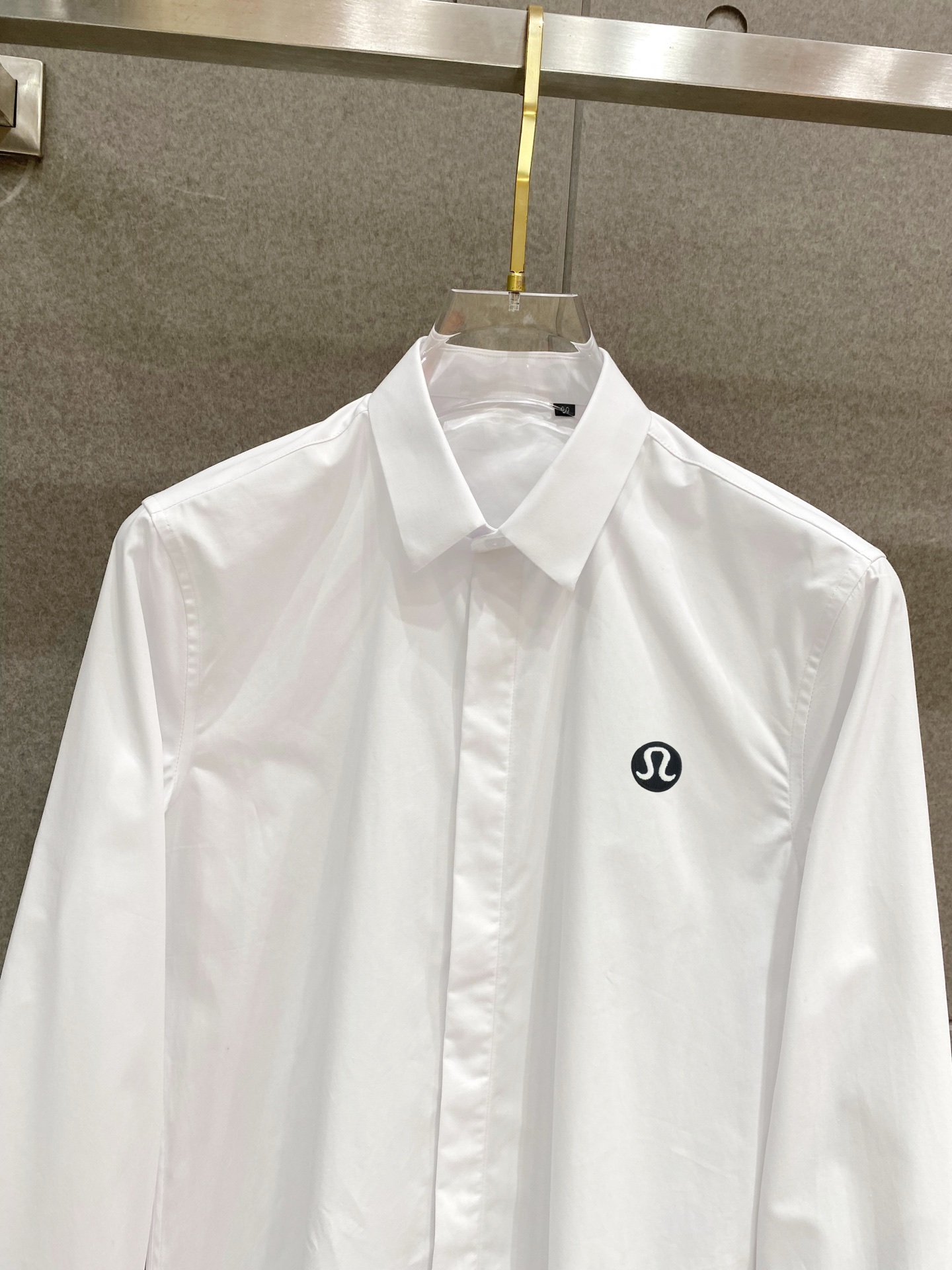 ￼ LU LU最新款男士必备款衬衫，100%天然棉，舒服透气，原单狠货，原版面料，柔软舒适，上身高端又奢