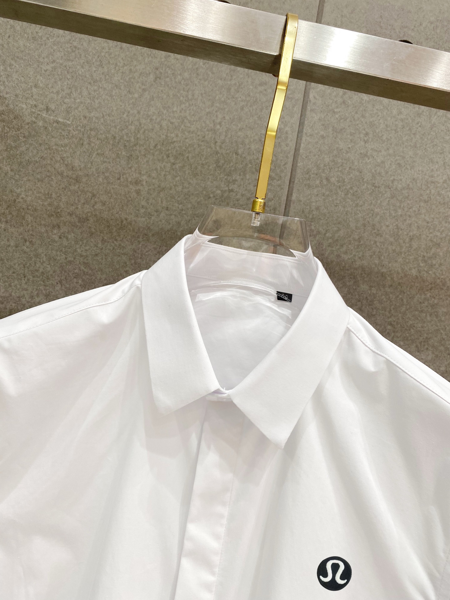 ￼ LU LU最新款男士必备款衬衫，100%天然棉，舒服透气，原单狠货，原版面料，柔软舒适，上身高端又奢