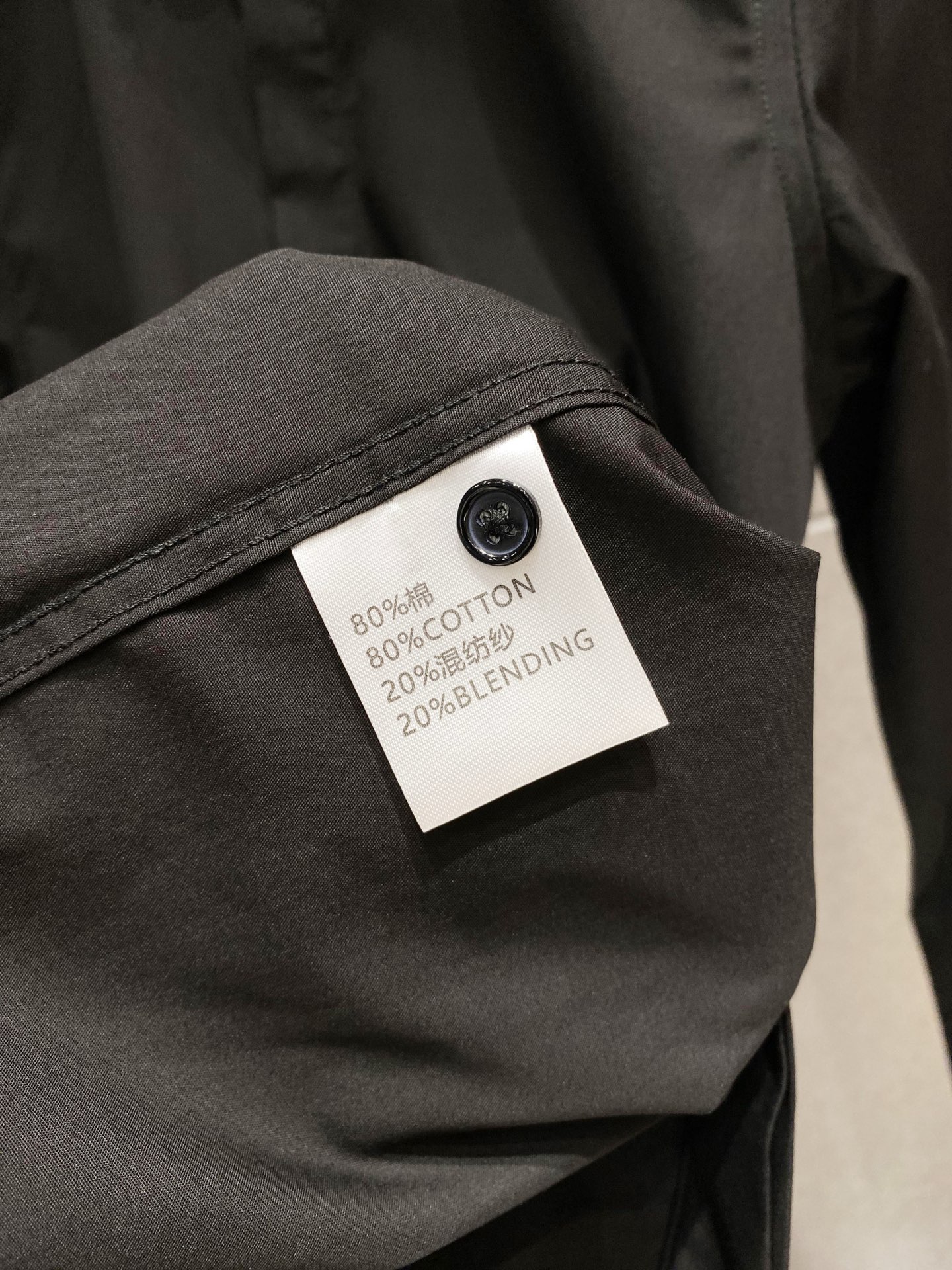 ￼ LULU 最新款男士必备款衬衫，100%天然棉，舒服透气，原单狠货，原版面料，柔软舒适，上身高端又奢