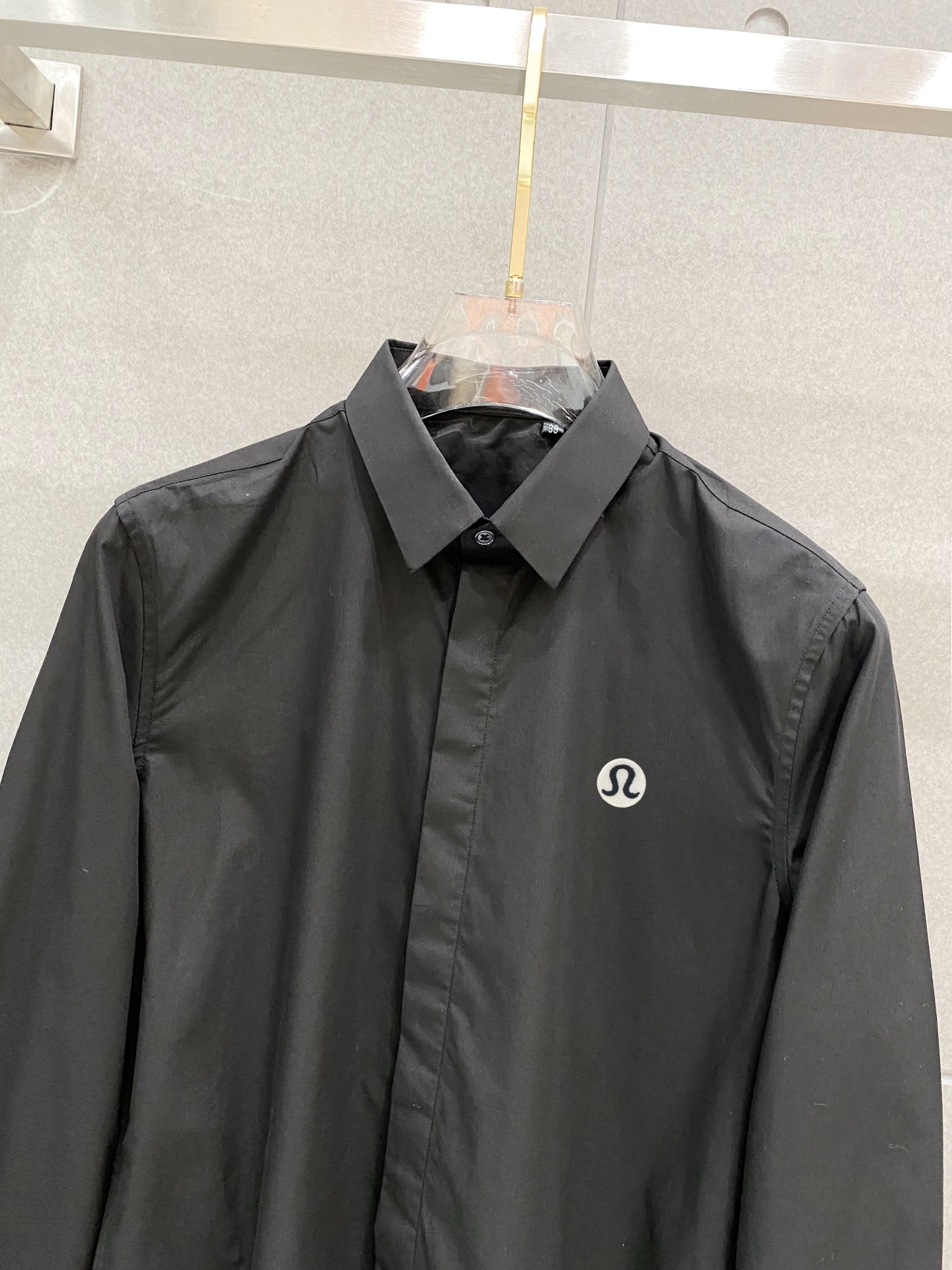 ￼ LULU 最新款男士必备款衬衫，100%天然棉，舒服透气，原单狠货，原版面料，柔软舒适，上身高端又奢