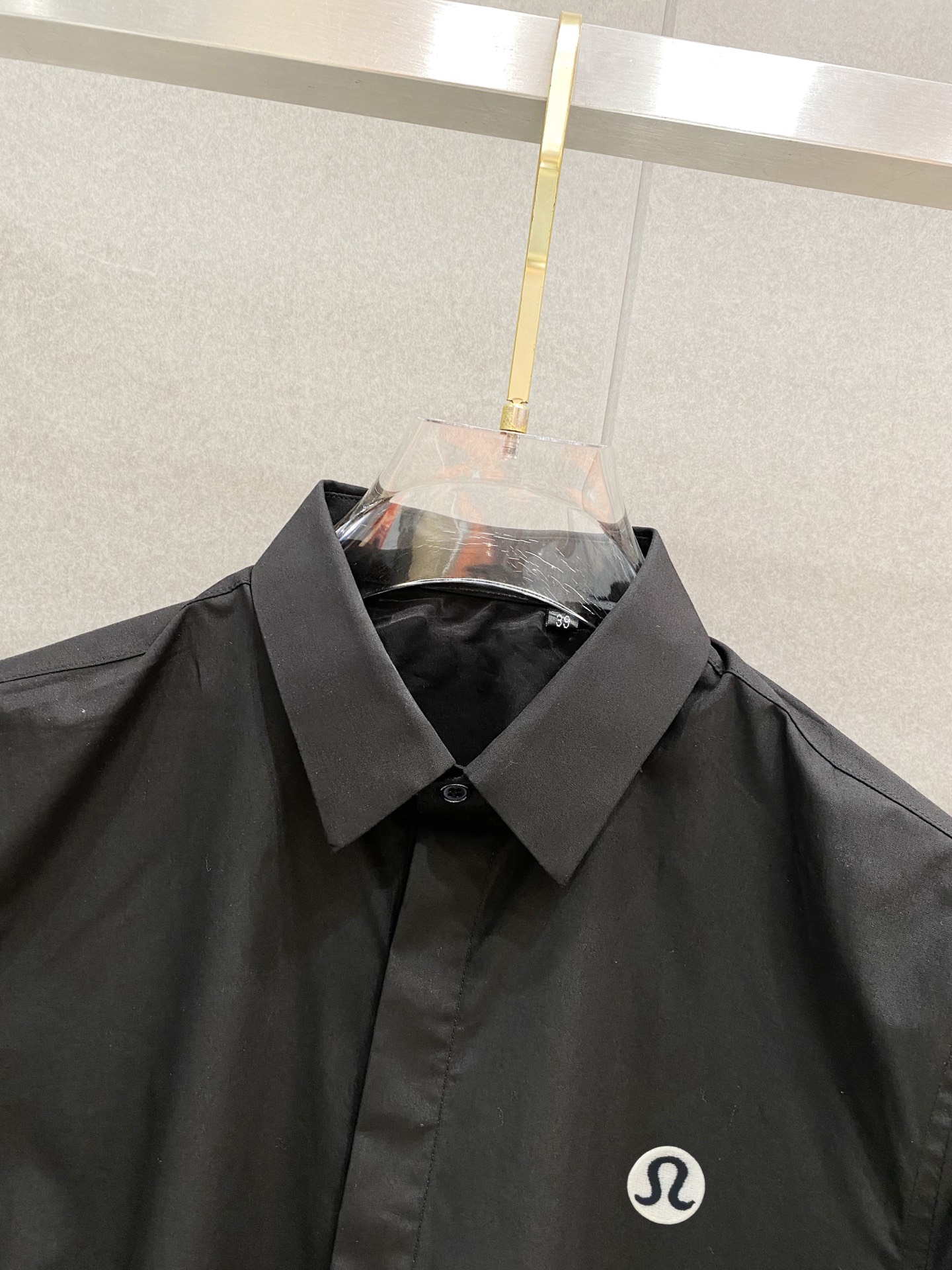 ￼ LULU 最新款男士必备款衬衫，100%天然棉，舒服透气，原单狠货，原版面料，柔软舒适，上身高端又奢