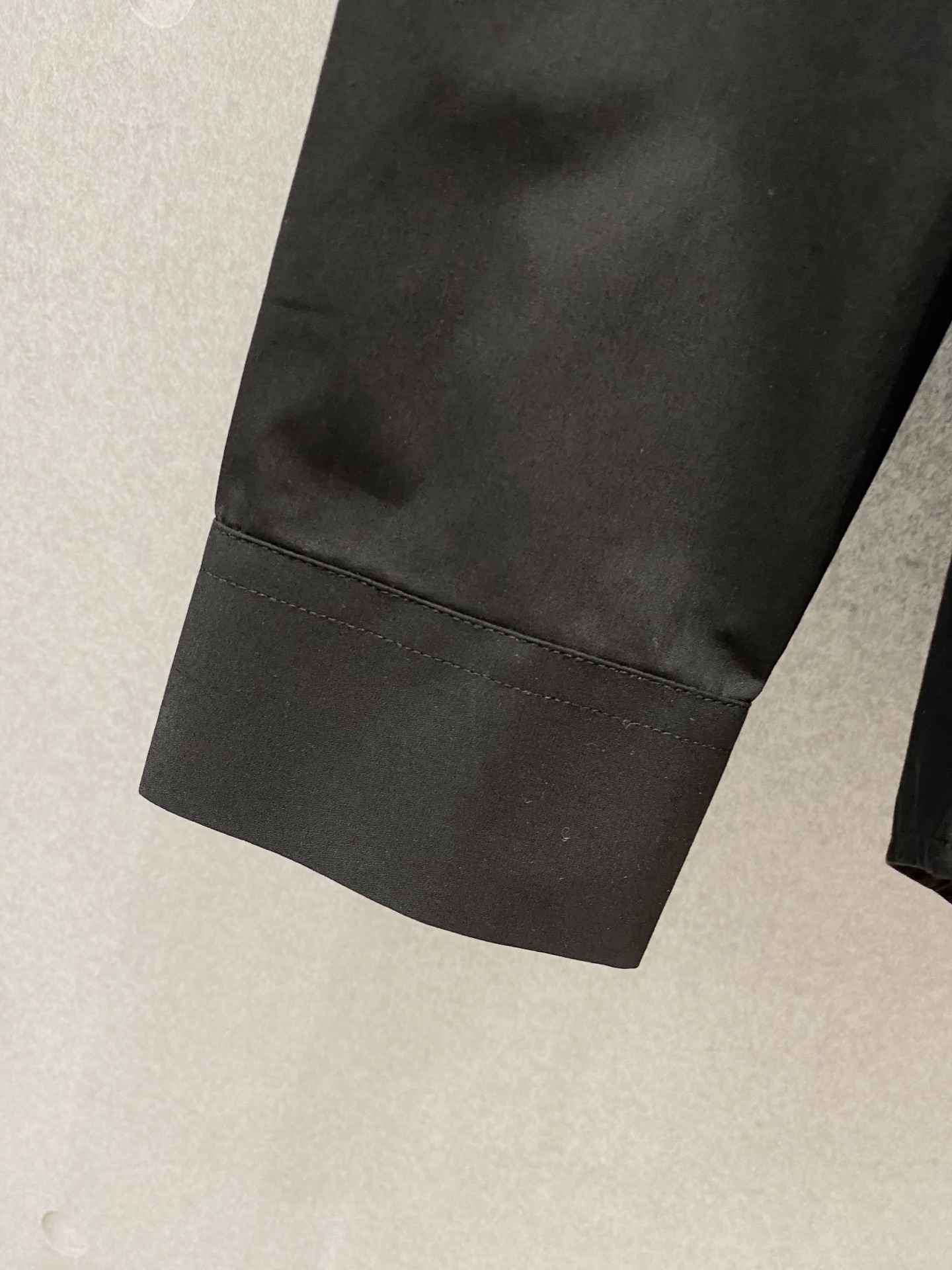 ￼ LULU 最新款男士必备款衬衫，100%天然棉，舒服透气，原单狠货，原版面料，柔软舒适，上身高端又奢