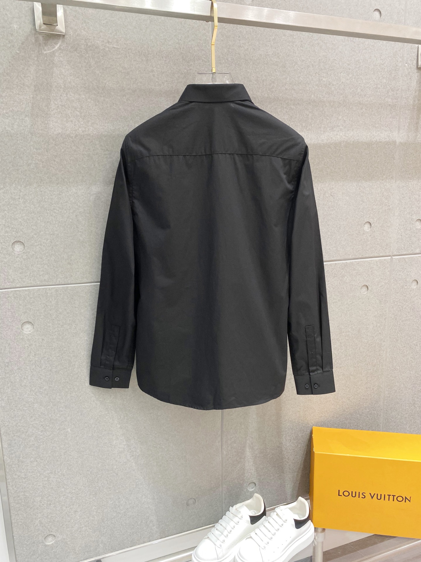 ￼ LULU 最新款男士必备款衬衫，100%天然棉，舒服透气，原单狠货，原版面料，柔软舒适，上身高端又奢