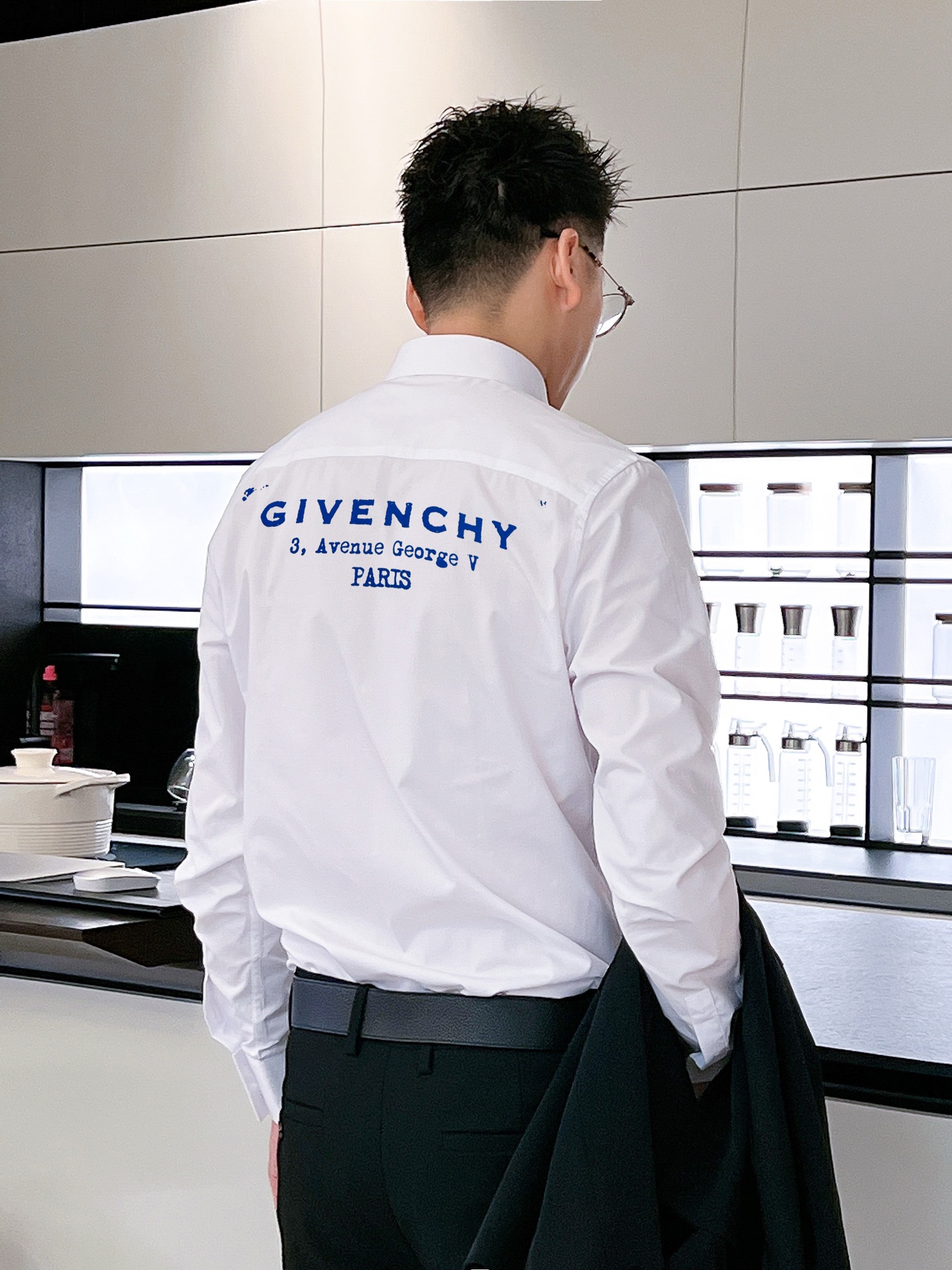 纪梵希 最新款男士必备款衬衫，100%天然棉，舒服透气，原单狠货，原版面料，柔软舒适，上身高端又奢华，足