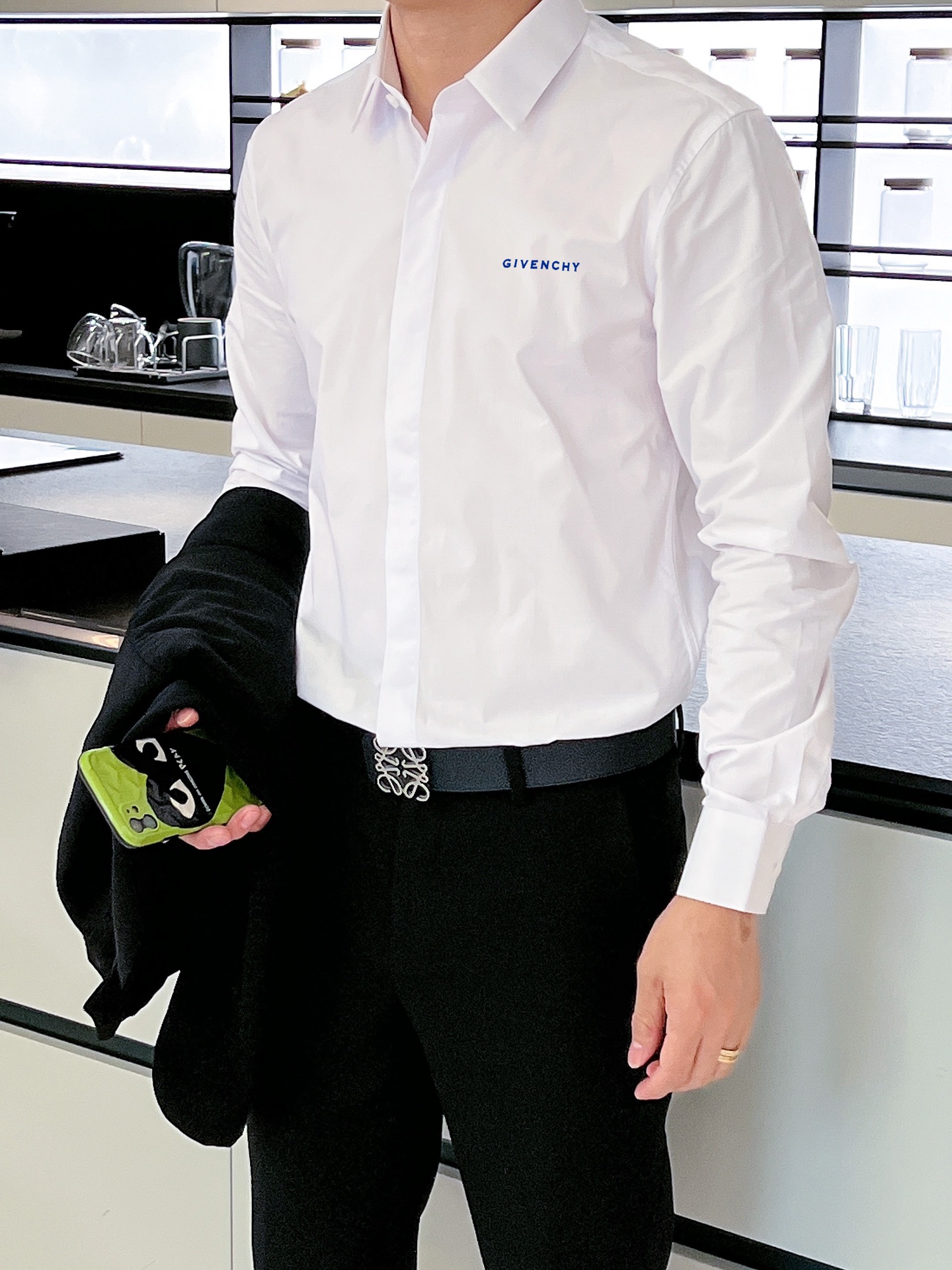 纪梵希 最新款男士必备款衬衫，100%天然棉，舒服透气，原单狠货，原版面料，柔软舒适，上身高端又奢华，足