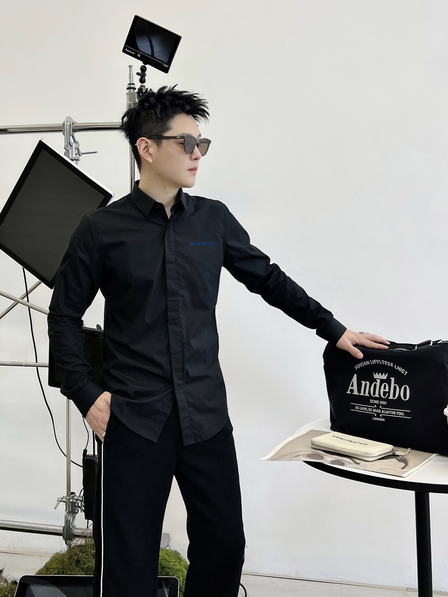 纪梵希 最新款男士必备款衬衫，100%天然棉，舒服透气，原单狠货，原版面料，柔软舒适，上身高端又奢华，足