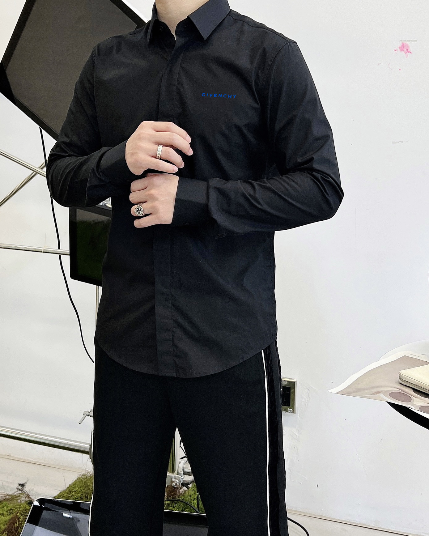 纪梵希 最新款男士必备款衬衫，100%天然棉，舒服透气，原单狠货，原版面料，柔软舒适，上身高端又奢华，足