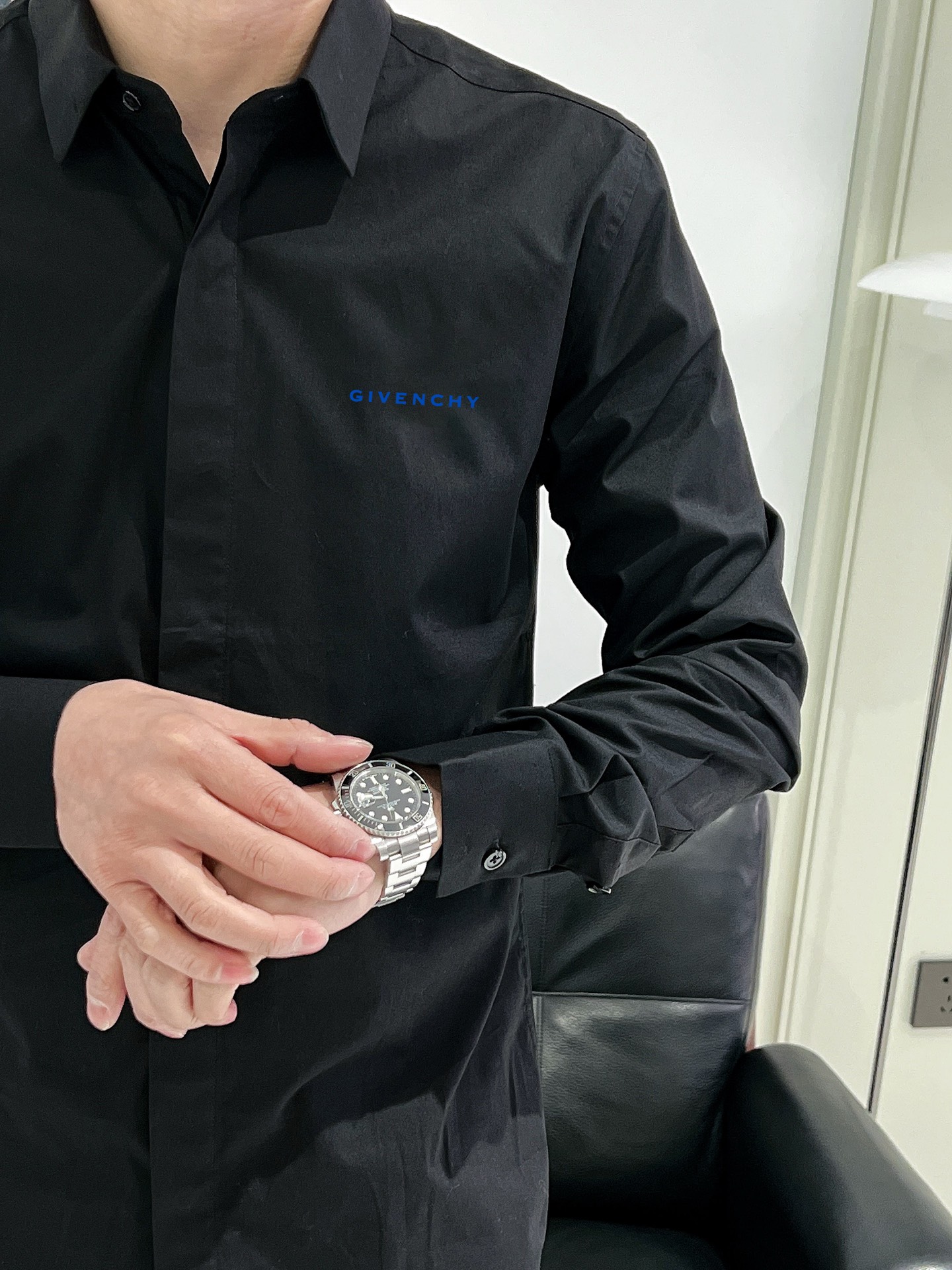 ￼ 纪梵希 最新款男士必备款衬衫，100%天然棉，舒服透气，原单狠货，原版面料，柔软舒适，上身高端又奢华