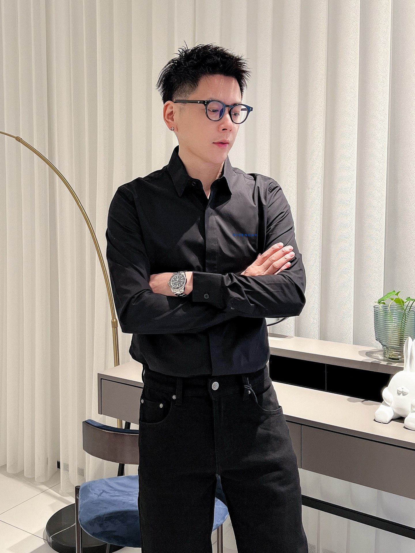 ￼ 纪梵希 最新款男士必备款衬衫，100%天然棉，舒服透气，原单狠货，原版面料，柔软舒适，上身高端又奢华