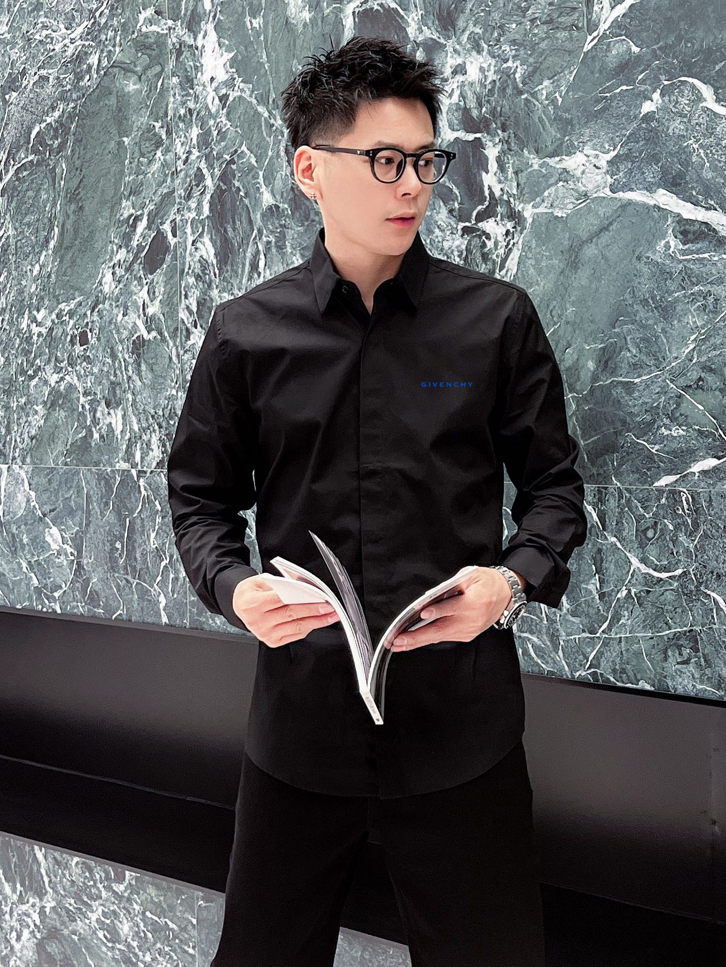 ￼ 纪梵希 最新款男士必备款衬衫，100%天然棉，舒服透气，原单狠货，原版面料，柔软舒适，上身高端又奢华