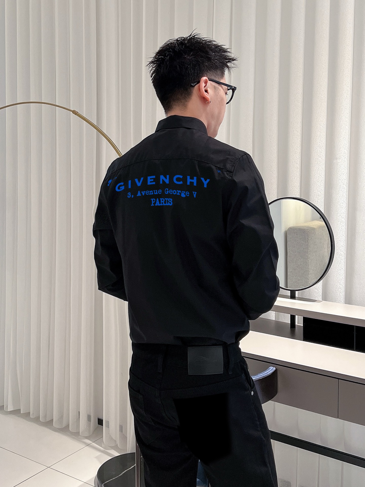 ￼ 纪梵希 最新款男士必备款衬衫，100%天然棉，舒服透气，原单狠货，原版面料，柔软舒适，上身高端又奢华