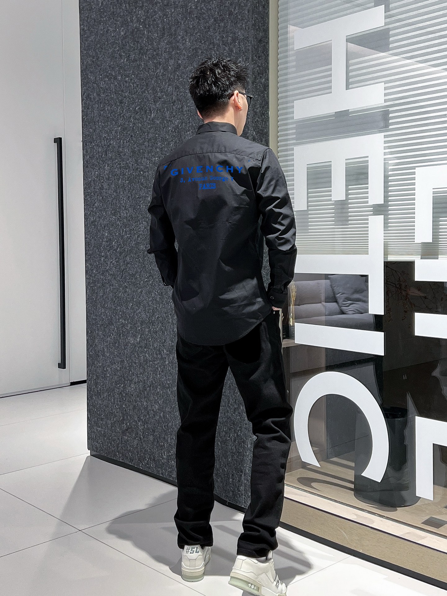 ￼ 纪梵希 最新款男士必备款衬衫，100%天然棉，舒服透气，原单狠货，原版面料，柔软舒适，上身高端又奢华