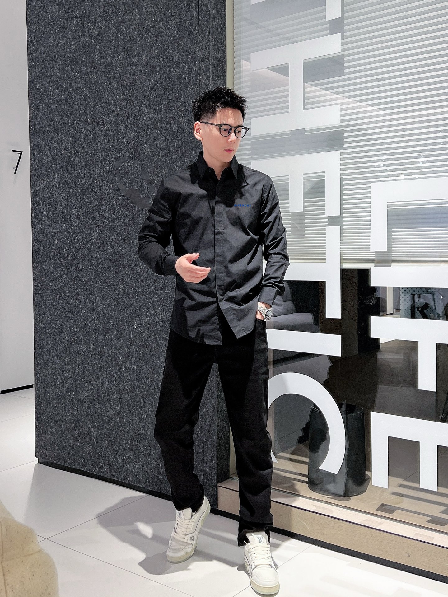 ￼ 纪梵希 最新款男士必备款衬衫，100%天然棉，舒服透气，原单狠货，原版面料，柔软舒适，上身高端又奢华