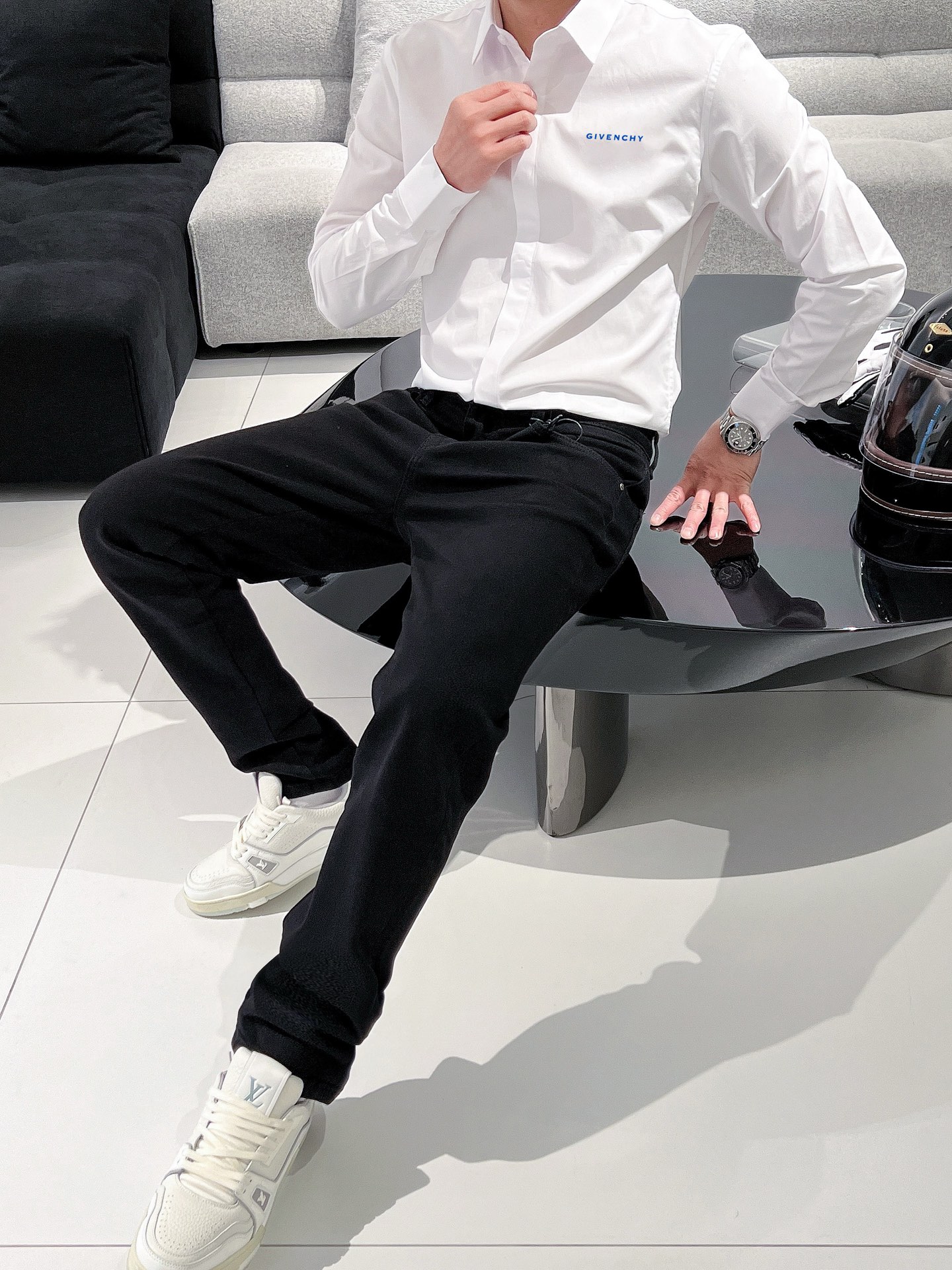 ￼ 纪梵希 最新款男士必备款衬衫，100%天然棉，舒服透气，原单狠货，原版面料，柔软舒适，上身高端又奢华